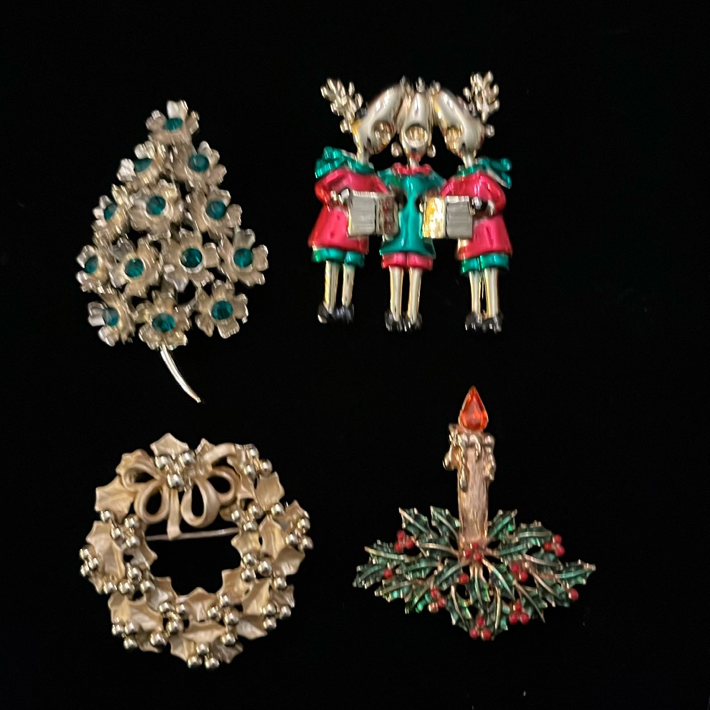 Christmas Brooch Lot Of Four Tree Choir Wreath Candlestick 32$